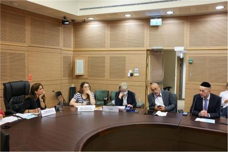 الكنيست تبحث موضوع استخدام سيارات رش المياه لتفريق المتظاهرين